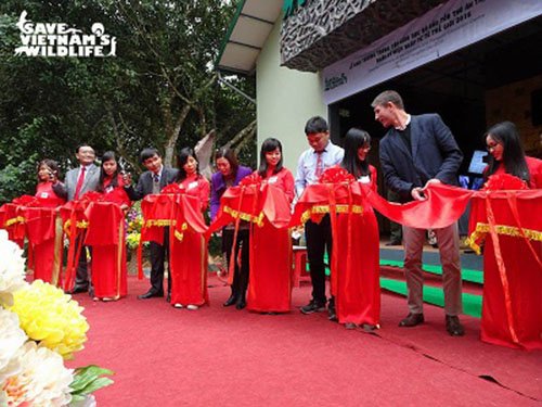 Mr. Đỗ Văn Lập, Mr. Nguyễn Văn Thái, Mr. Nguyễn Văn Dương, Ms. Pham Thi Huong, Ambassador Giles Lever cut the ribbon to open the new Education Centre - Photo: Save Vietnam's Wildlife