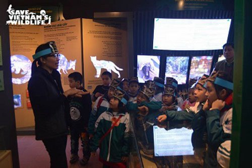Inside the new Education Centre with children from Cuc Phuong Primary School - Photo: Save Vietnam's Wildlife