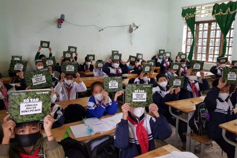 Read more about the article More than 5.000 “Join me to protect Pu Mat forest” handbook provided to students in 20 schools in the buffer zone of Pu Mat National Park
