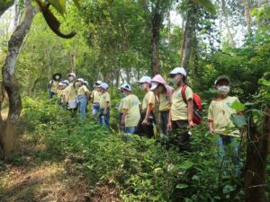 Organizing nature experience field trips in Pu Mat National Park for nearly 500 student members of the club “Join me to protect Pu Mat Forest”