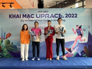 Dai dien UpRace trao cup cho 3 dai su @SVW Nguyen Van Thai