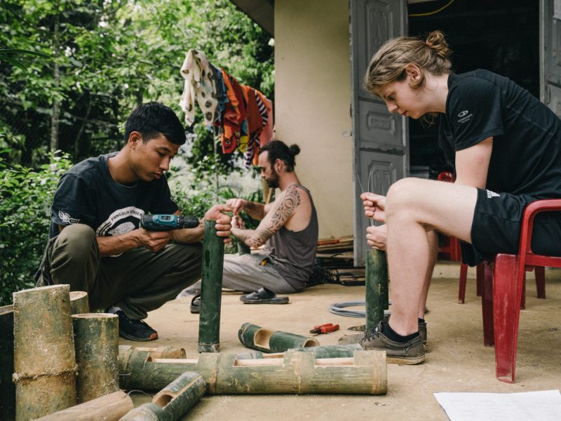 Các tình nguyện viên làm đồ chơi cho tê tê.